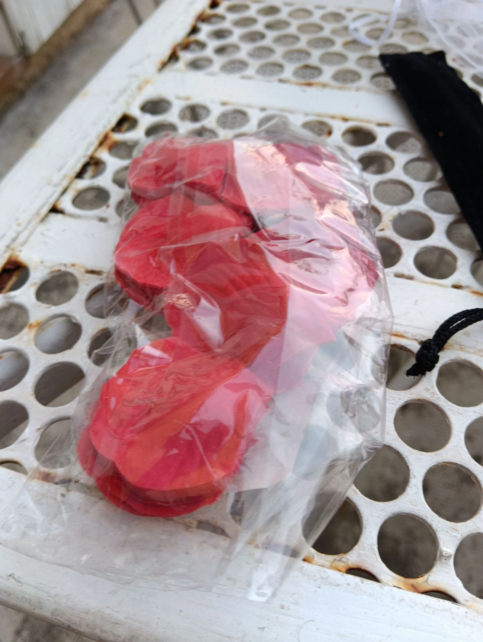 Lot de 500 pétale roses en plastique pour fêtes neuve 